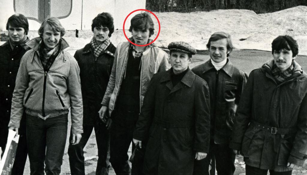 Тренер Альберт Фёдоров с воспитанниками — чемпионами Европы среди юниоров 1981 года, Леонид Трухно обведён красным кружком